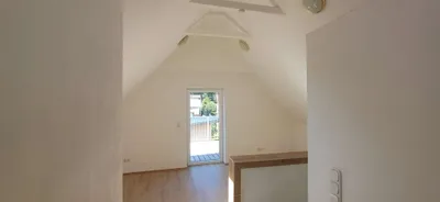 Generalsanierte DG - Terassenwohnung / 1 Schlafzimmer / mit Kleingarten und 2 Parkplätzen, photo 3