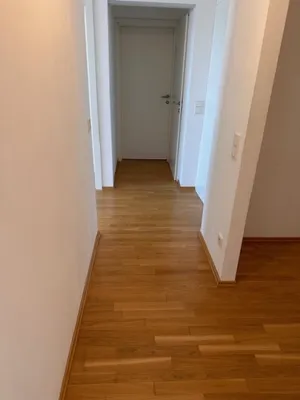2-Zimmer-Wohnung Neubau inkl Komplettküche, Balkon Außenflächen und Kellerabteil - Kagraner Platz U1 vor der Türe / Aussicht Wiener Hausberge / – Bild 3