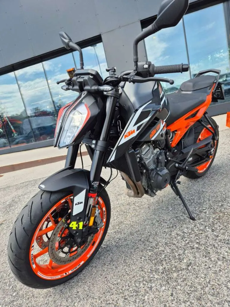 KTM 890