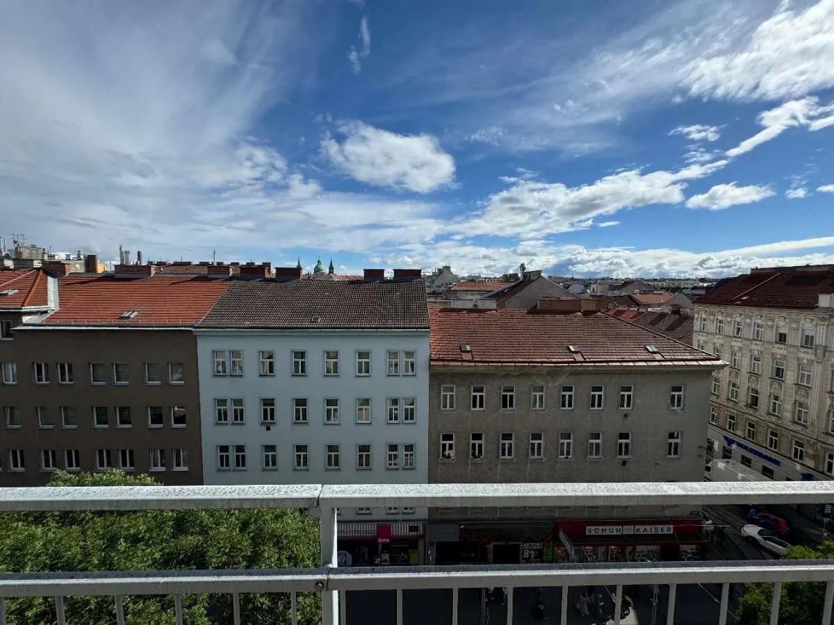 Kernsanierter Dachgeschoss-Traum mit Lift auf 59,10 m² + 2 Terrassen ~ 17,6 m² + Kellerabteil - View 2
