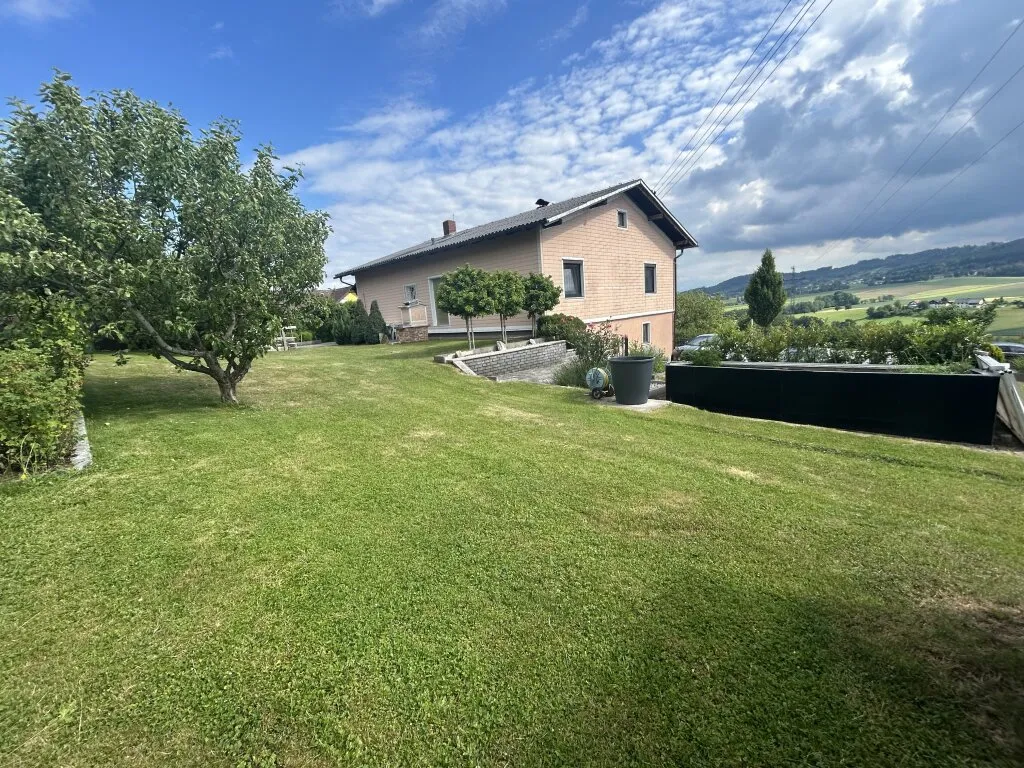 Romantisches Mehrfamilienhaus in Ottnang, 6,5 Zimmer, Garten, Garage, Terrasse - ideal für Familien ! - View 2