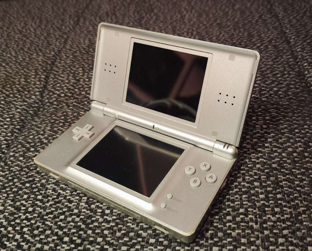 Nintendo DS Lite shops in silver