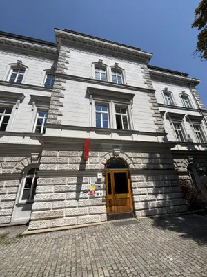 ERSTBEZUG NACH SANIERUNG! Schöne 5-Zimmer Wohnung - perfekt aufgeteilt - ab Oktober 26! – Bild 3