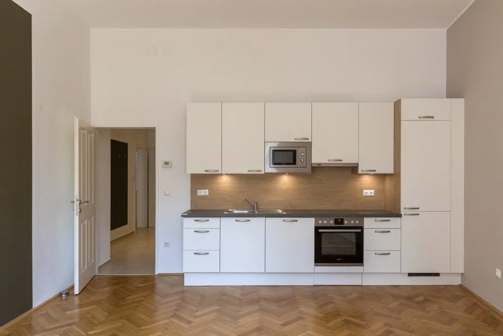 Bezugsfertige Altbauwohnung in schöner Liegenschaft - Ansicht 2