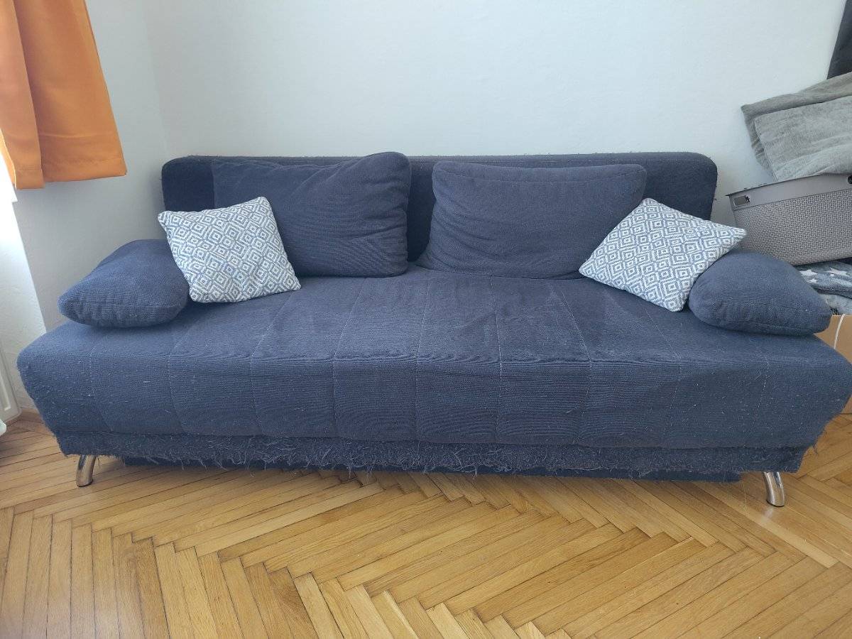 Schlafcouch mit Katzenspuren