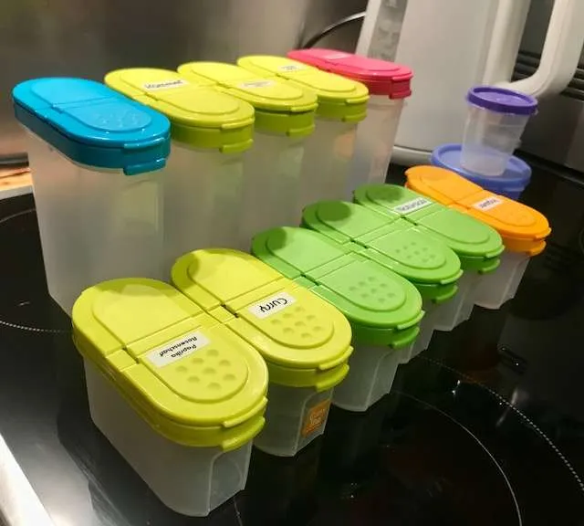 Tupperware Gewürz-Dosen Set (12 Stück) - Gewürz-Zwerge & Gewürzriesen, € 33,95 (6300 Wörgl)