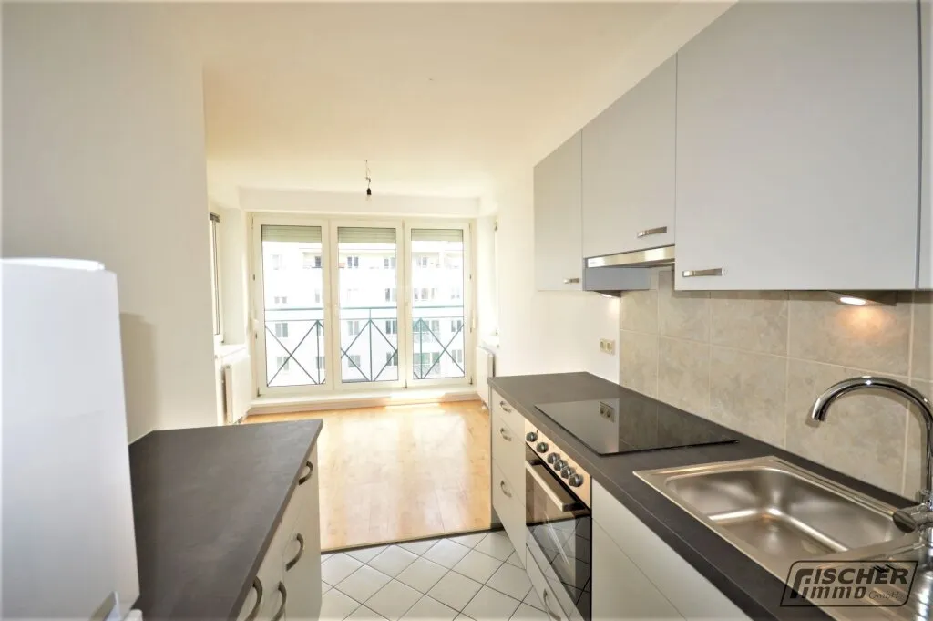 Großzügig angelegte 2-Zimmer-Wohnung im 3. Liftstock mit Tiefgaragenplatz – pohled 3