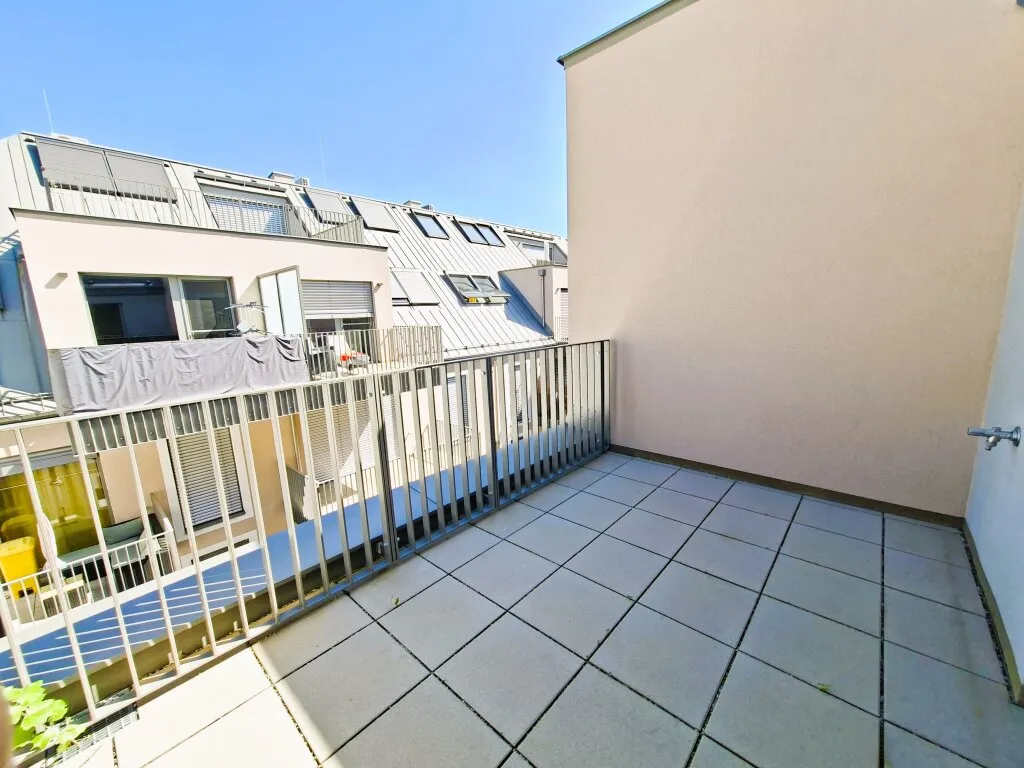 Attraktive Vorsorgewohnung: Helle 3-Zimmer-Dachgeschosswohnung mit Terrasse in Ruhelage - Top-Anbindung U1 Kagraner Platz, Nähe Alte Donau & Donauzentrum!, Wien