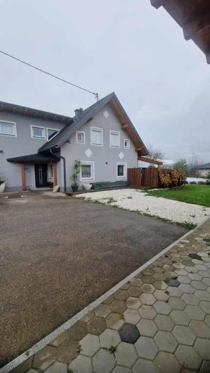 Rosegg - Saniertes Wohnhaus mit Pool und zweitem Baugrund - Ansicht 2