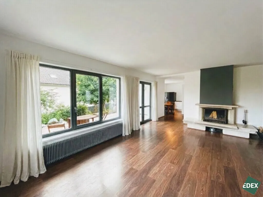 Charmantes Einfamilienhaus mit Kamin, Südterrasse und Garten in ruhiger Wohnlage - Ansicht 2