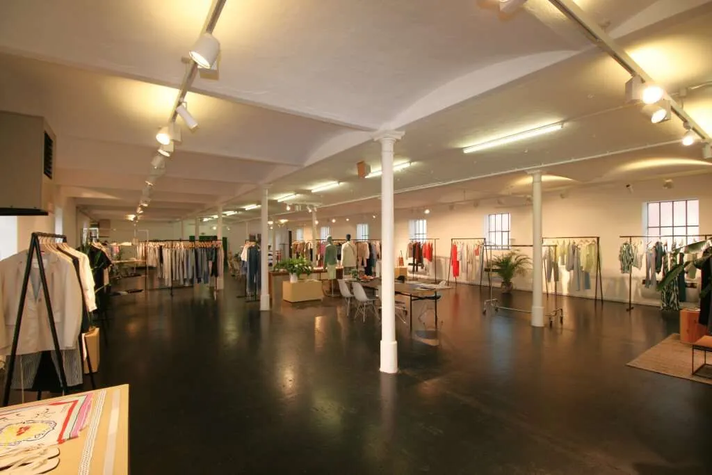 Ausstellungsfläche / Büro mit großzügigen Lagerflächen in Salzburg Nord - Ansicht 2