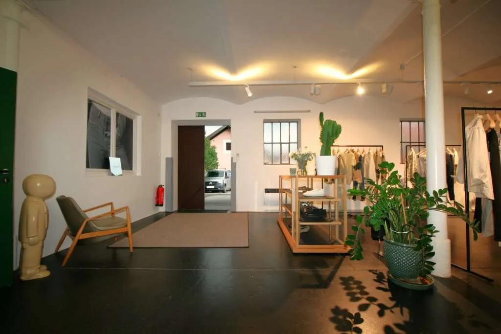 Ausstellungsfläche / Büro mit großzügigen Lagerflächen in Salzburg Nord - Ansicht 3