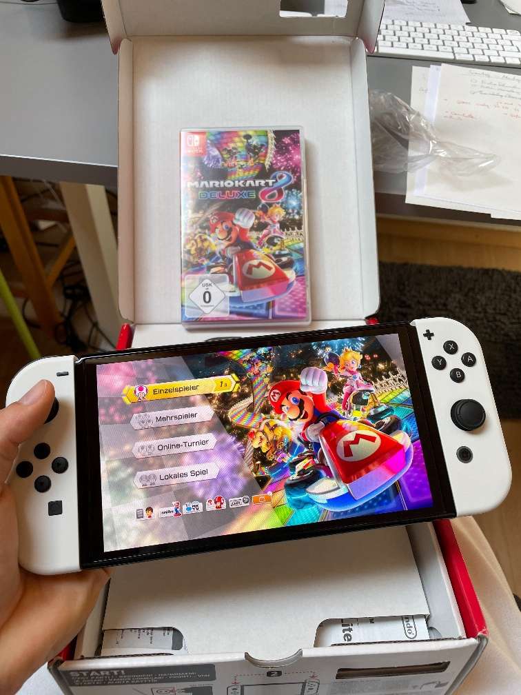 Switch Konsole Nintendo (OLED Modell) in weiß inkl. Mario Kart, Splatoon 3,  Pikmin 3, € 410,- (4850 Timelkam) - willhaben