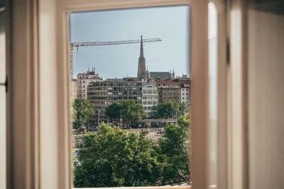 Diplomat's apartment, air-conditioned, view of St. Stephen's Cathedral, terrace, central location, just a 6-minute subway ride to the VIC – Bild 3