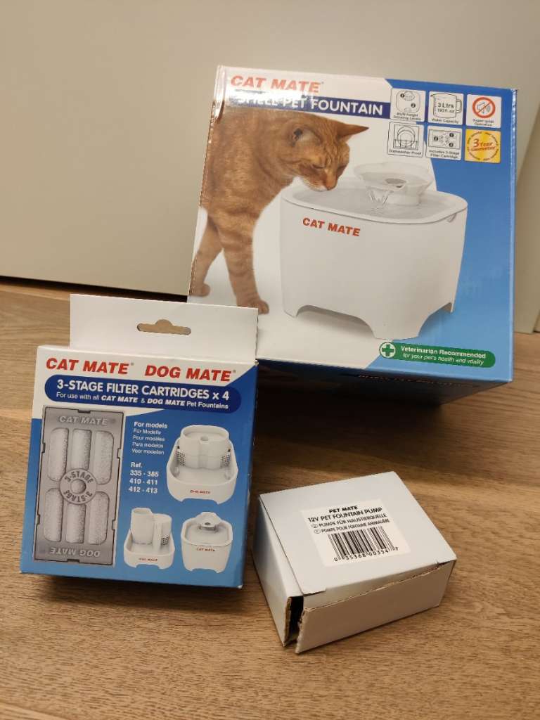 (verkauft) Cat Mate Muschel-Trinkbrunnen + 1 Ersatzpumpe + 4 neue Filter