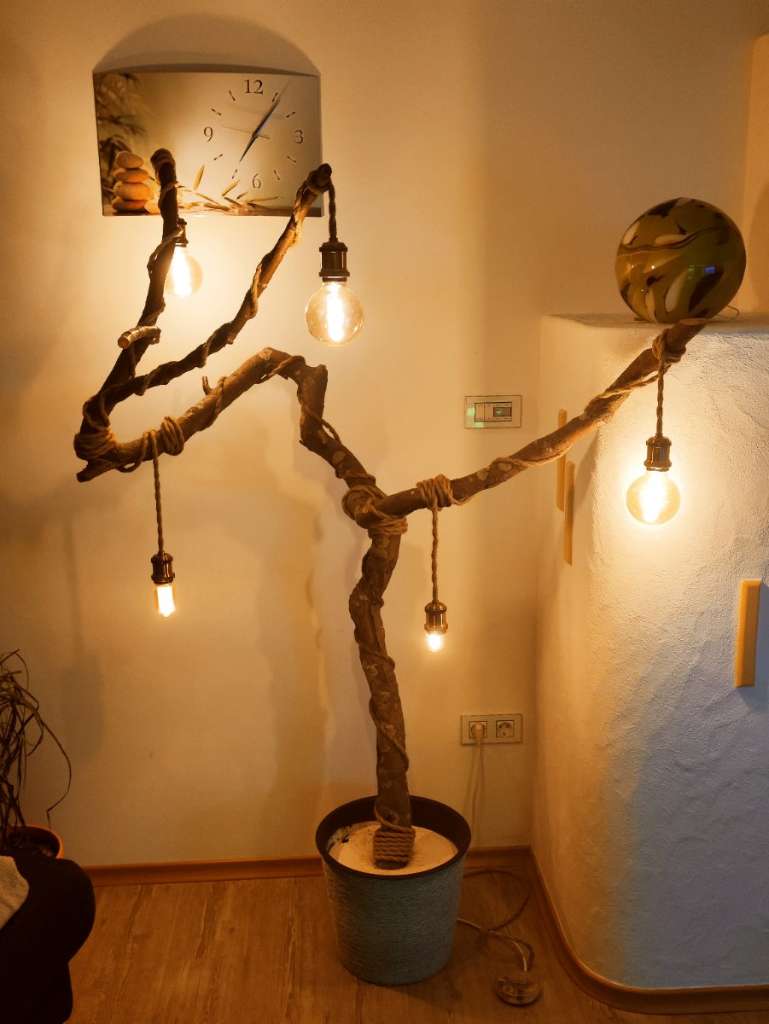 Stehlampe Baum mit Edison Glühbirnen, € 270,- (3213 Frankenfels
