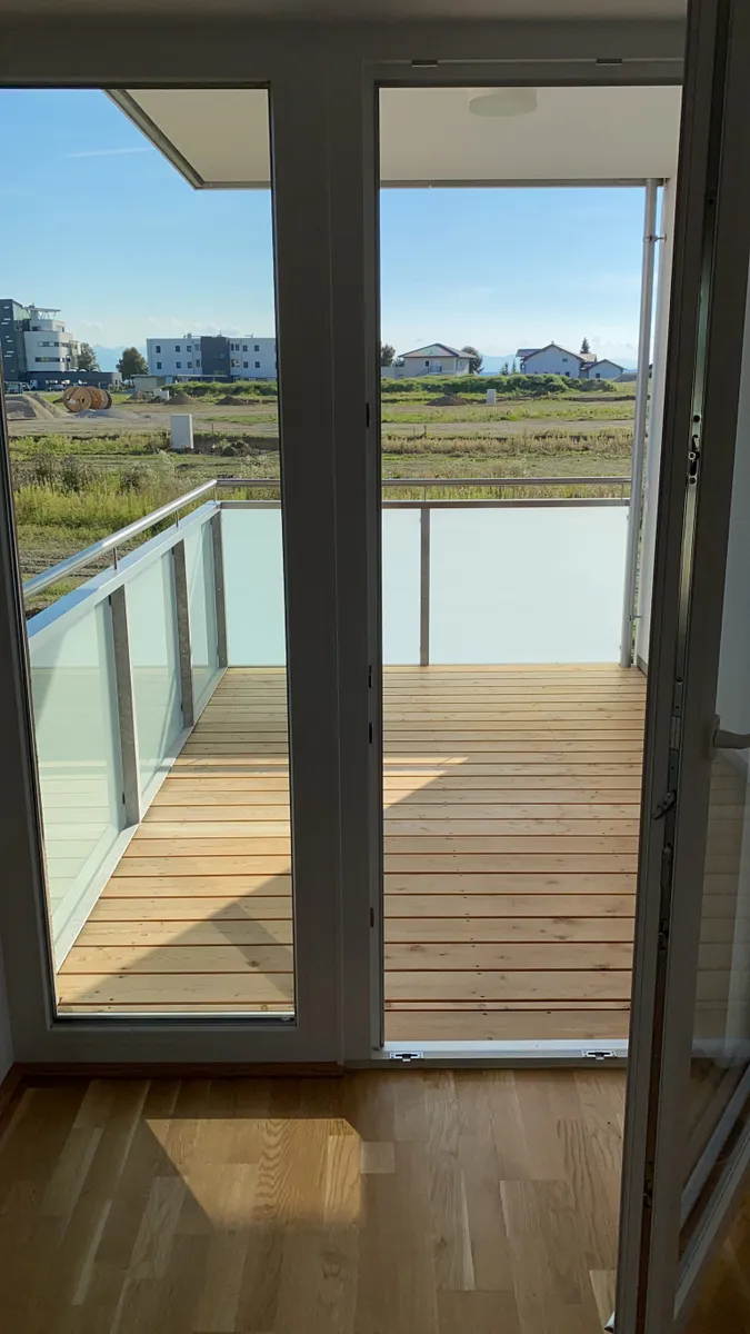 Neuwertige 3-Zimmer-Wohnung mit Tiefgaragenplatz, Balkon (8 m²) & DAN-Küche - Zweitbezug, Top-Anbindung – pohled 2
