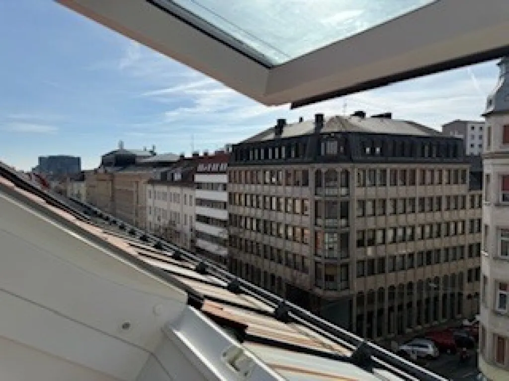 Traumhaft schöne Dachgeschosswohnung mit Galerie: 72,71 m² Wohnung - gepflegt, modern und bereit zum Einzug im Zentrum der Grazer Hauptstadt, urbanes Wohnen, Leben und Wohlfühlen - Ansicht 2