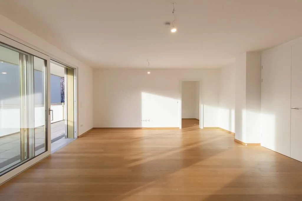 Gut aufgeteilte Praxisräumlichkeiten mit westseitigem Balkon, Eigengarten und PKW-Stellplatz – pohled 2