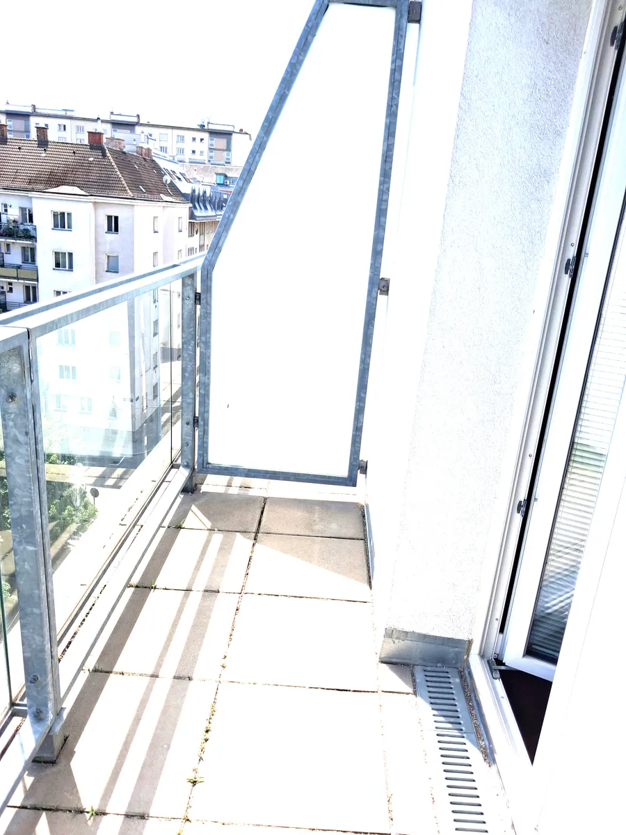 WG-geeignet, Erstbezug nach Generalsanierung, Balkon, Park-Fernblick, U1 und Hauptbahnhofnähe - Ansicht 2