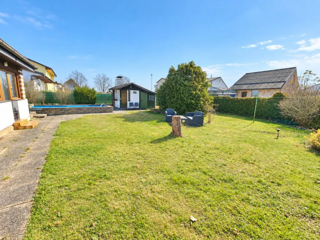 Seltene Gelegenheit: Sonniges Baugrundstück inklusive Pool & altem Haus