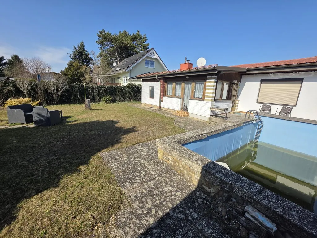 Seltene Gelegenheit: Sonniges Baugrundstück inklusive Pool & altem Haus - Ansicht 3