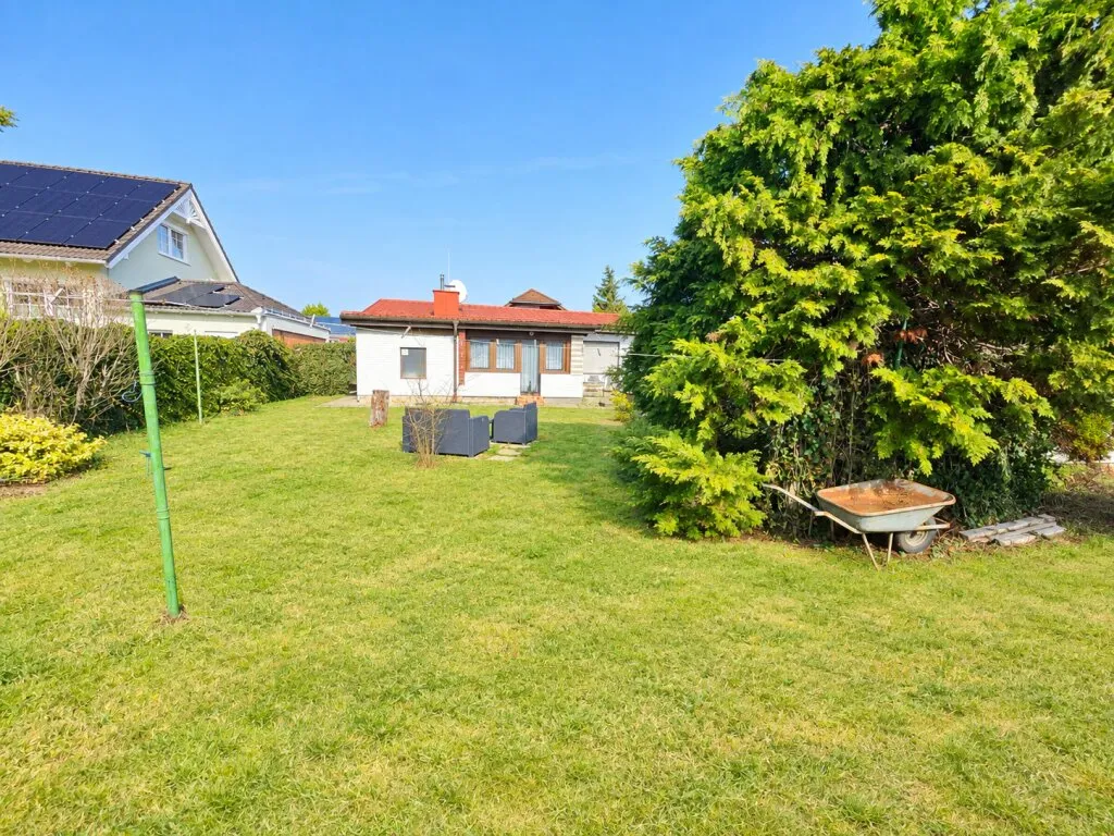 Seltene Gelegenheit: Sonniges Baugrundstück inklusive Pool & altem Haus - Ansicht 2