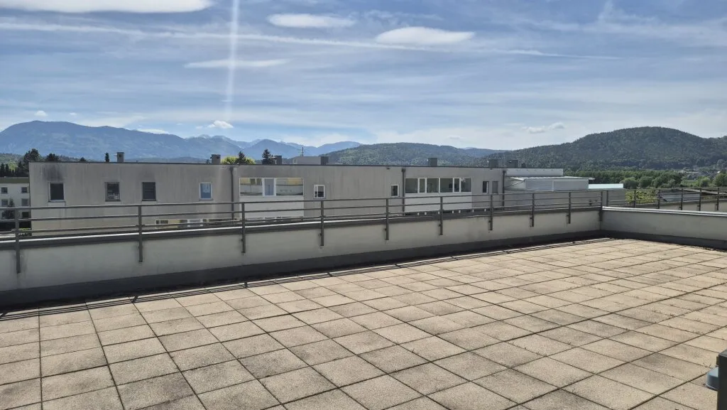 3-Zi-Wohnung mit Loggia & Tiefgarage in Klagenfurt zum Top-Preis! Riesige Dachterrasse und Gartenbereich zur Nutzung! - Ansicht 2