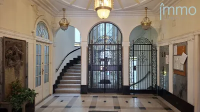 Stilvoller Altbau im Botschaftsviertel - repräsentatives Wohnen mit Wintergarten