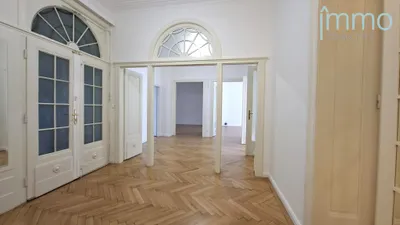 Stilvoller Altbau im Botschaftsviertel - repräsentatives Wohnen mit Wintergarten – Bild 3