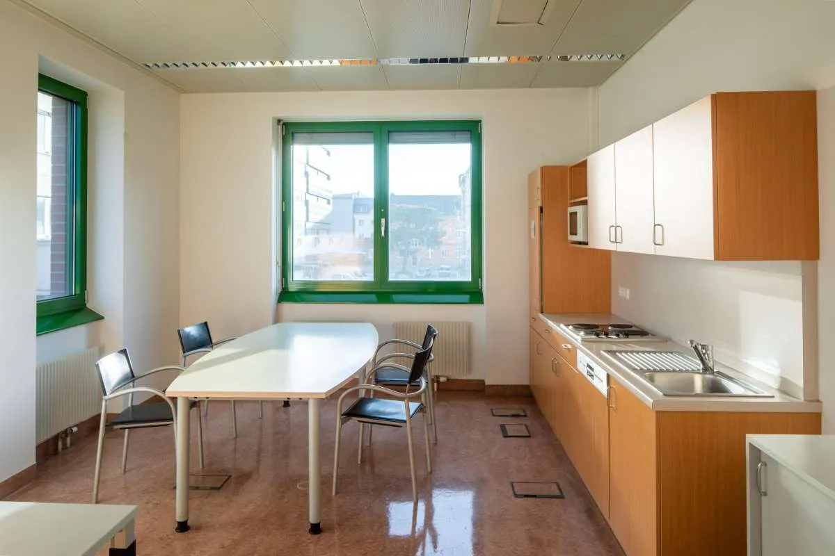 Bürofläche mit 8 separat begehbaren Räumen im 1. Liftstock - Vista 3