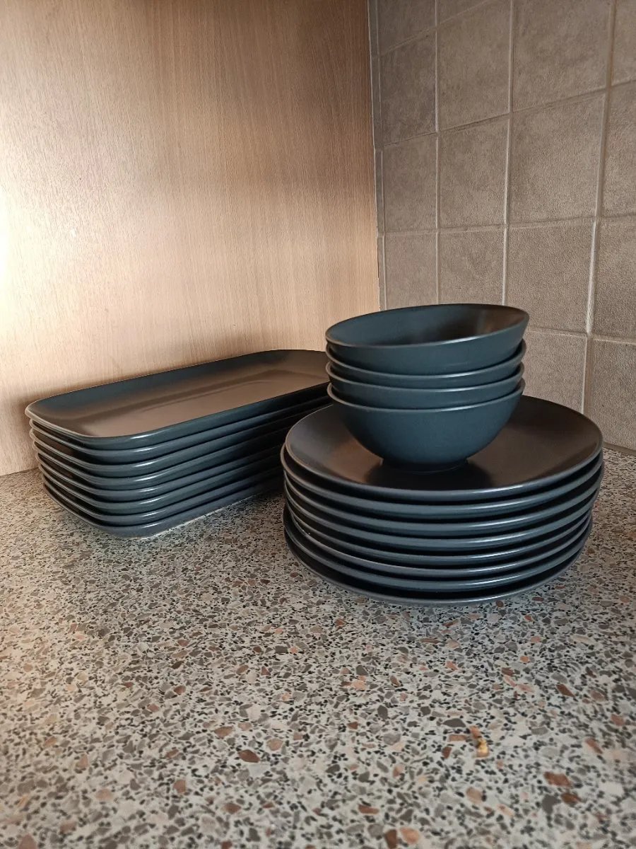 Geschirr IKEA Limited Edition - schwarz, € 45,- (1100 Wien)