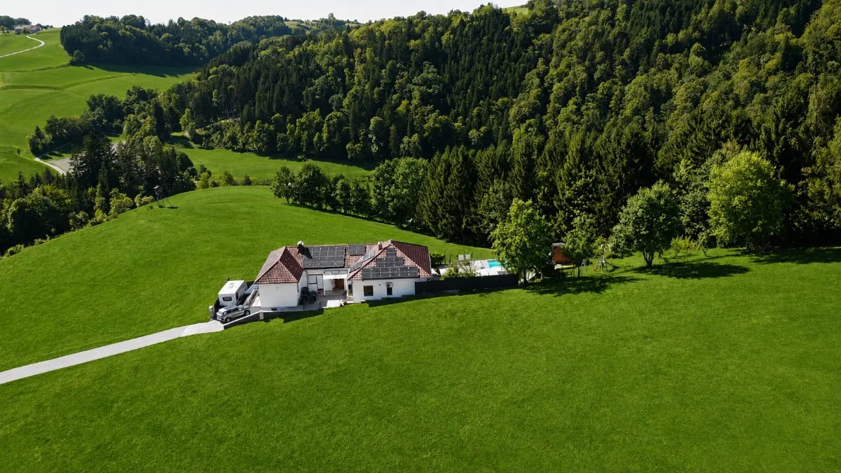 Haus – Stroheim, Kobling