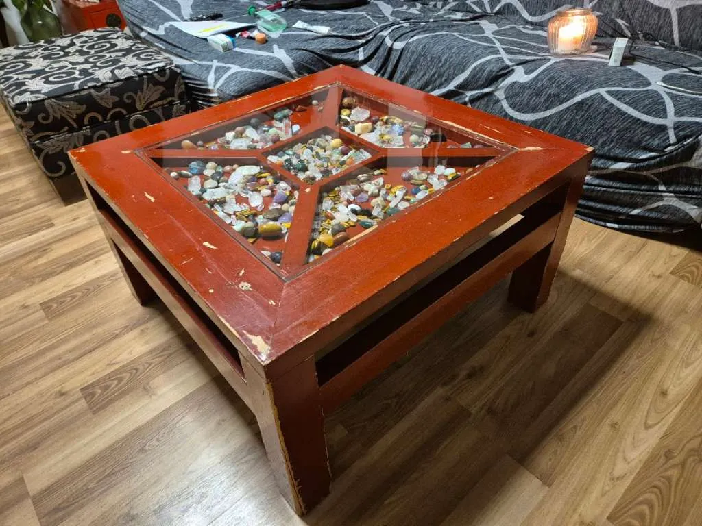 Antiker Indischer Coutsch Tisch mit Kristallen befüllt, € 199,- (9611 Nötsch)