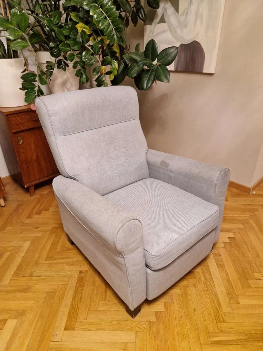 IKEA MUREN Ruhesessel / Fernsehsessel mit Fußstütze, grau, € 70,- (8020 Lend)