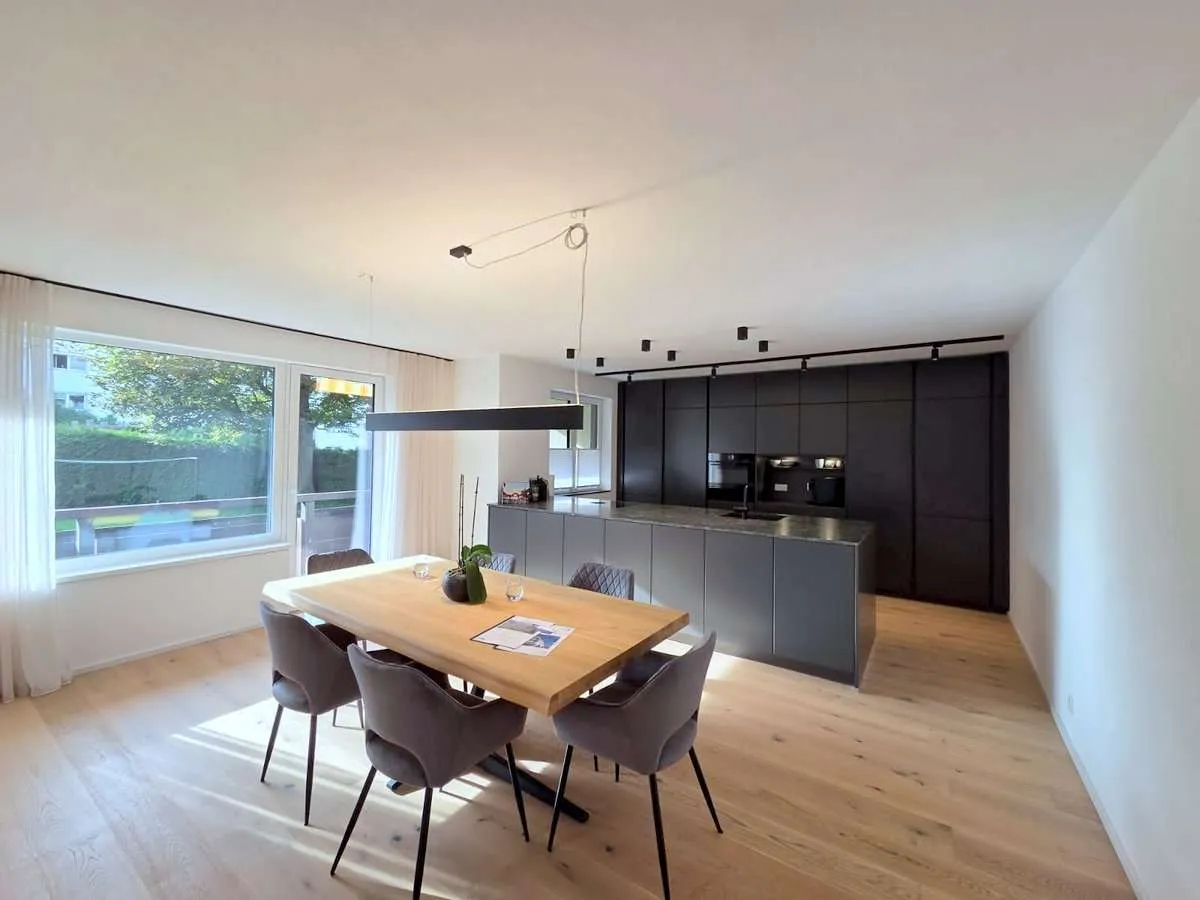 Hochwertig renovierte 3-Zimmer-Wohnung mit großem Balkon – pohled 2