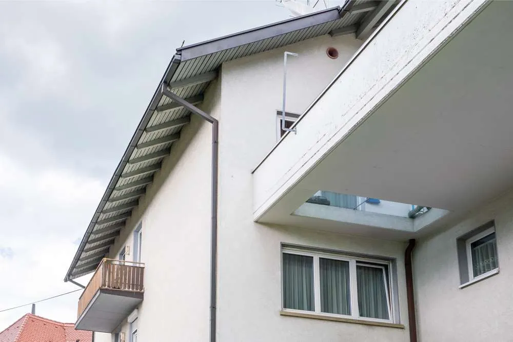 Wohn- und Geschäftshaus mit Parkplätzen - Ansicht 3