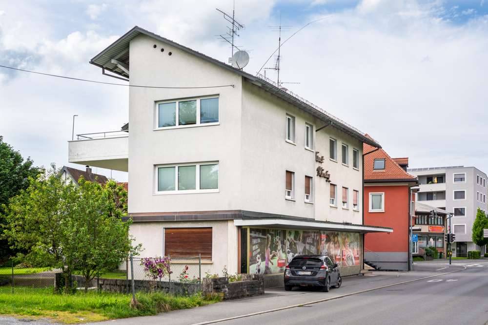 Wohn- und Geschäftshaus mit Parkplätzen, Lustenau