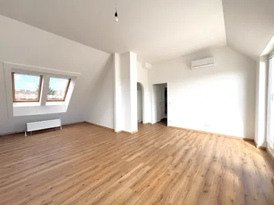 LUXURIÖSE DG-WOHNUNG MIT GROSSER TERRASSE UND KLIMAANLAGE NÄHE POSTSPORTPLATZ – Bild 2
