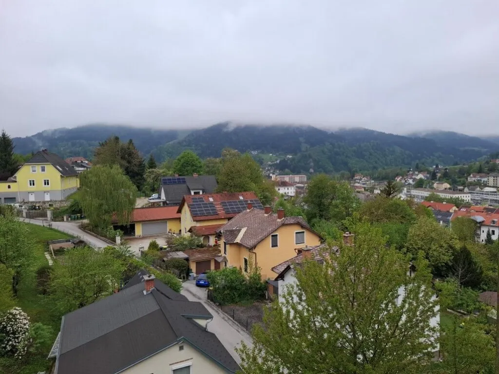 Möblierte 3-Zimmer-Wohnung mit Loggia und Carport in Mürzzuschlag zu mieten ! - Widok 3