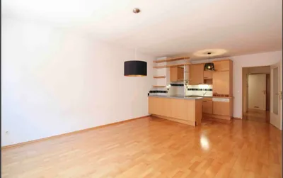 Charmante und helle 1-Zimmer-Wohnung mit Tiefgaragenplatz – Bild 3