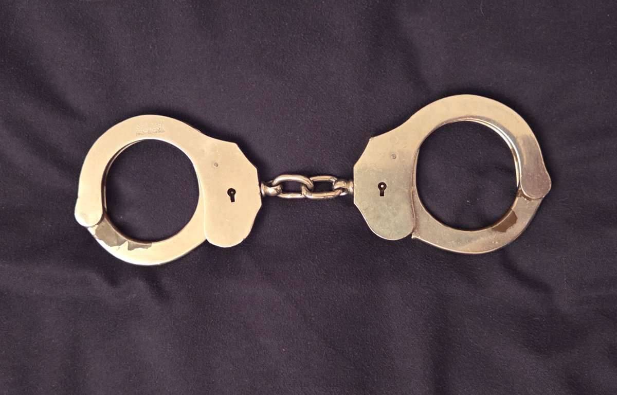 Polizei-Handschellen mit Handschellentasche / Holster / Gürteltasche