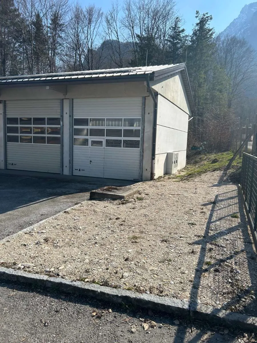 Bürogebäude mit Lagerhalle & etlichen Parkplätzen - Ansicht 3
