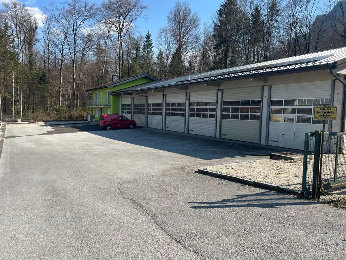 Bürogebäude mit Lagerhalle & etlichen Parkplätzen - Ansicht 2