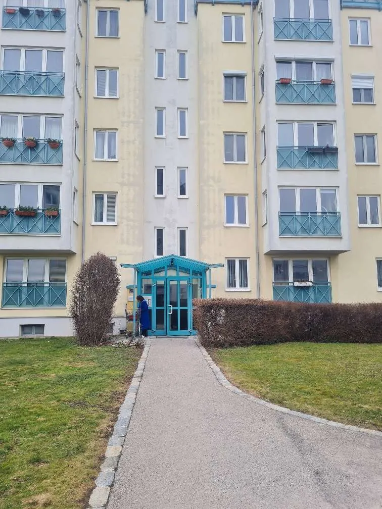 TOLLE EIGENTUMSWOHNUNG IM EG MIT TERRASSE, GARAGE, KLIMA UND HOLZOFEN - Ansicht 2