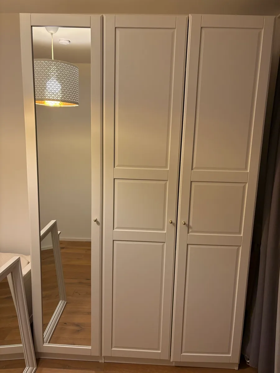 IKEA PAX Kleiderschrank weiß mit Inneneinrichtung - 200 € VB, € 200,- (6020 Innsbruck)
