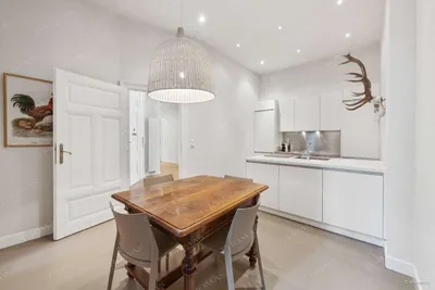 Elegant & zentral - Exklusiv möblierte Altbauwohnung im Servitenviertel – Bild 3