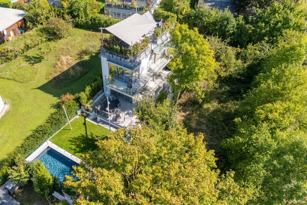 Exklusives Weinberg-Refugium: unverbaubarer Panoramablick in absoluter Ruhelage I hightech Pool I Dachterrasse mit Whirlpool I Erdwärme, Solarpaneele, Fußbodenheizung, Kühldecke – pohled 2