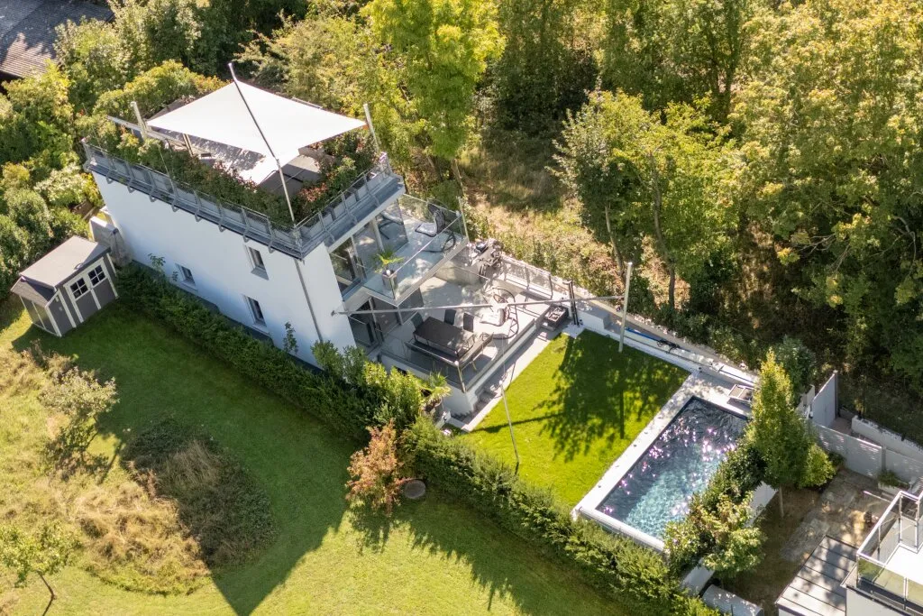 Exklusives Weinberg-Refugium: unverbaubarer Panoramablick in absoluter Ruhelage I hightech Pool I Dachterrasse mit Whirlpool I Erdwärme, Solarpaneele, Fußbodenheizung, Kühldecke – pohled 3