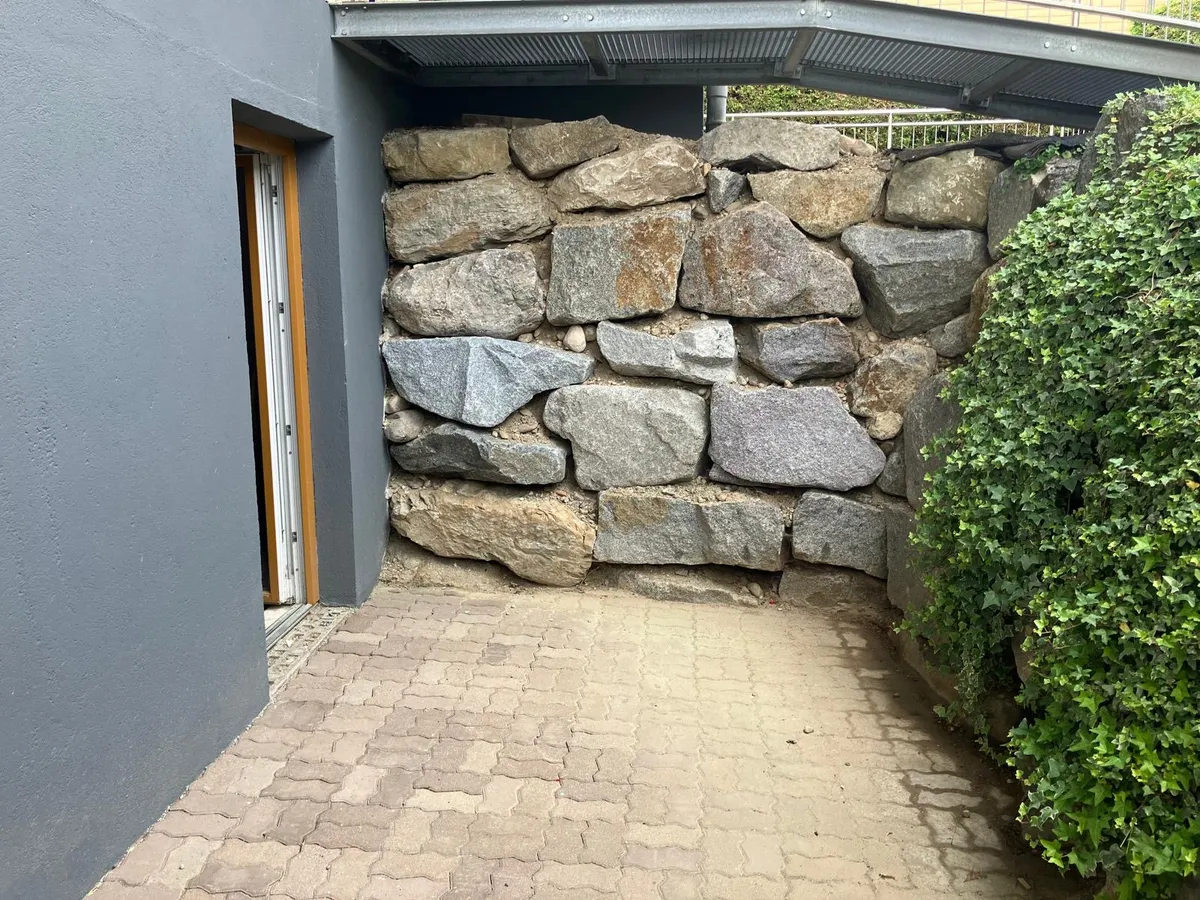 Lagerraum mit zwei Terrassentüren und Terrasse – pohled 2